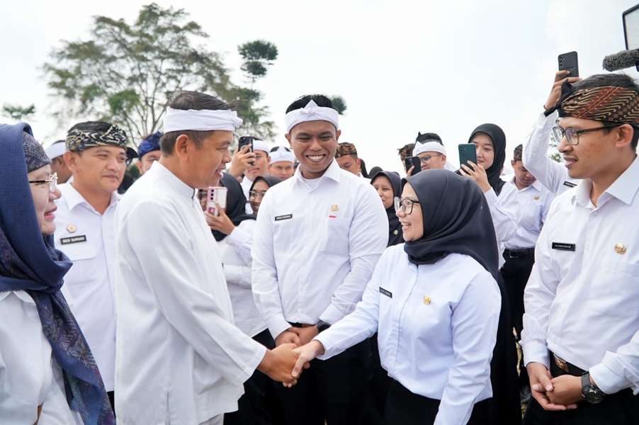 720 ASN Jabar Dilantik Gubernur Dedi Mulyadi di Lapangan Sepak Bola Desa Sukawangi, Bogor, Langsung Gelar Bakti Sosial