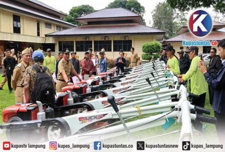 Bupati Lampung Barat Serahkan 10 Hand Traktor ke 10 Kelompok Tani, Target Panen Tiga Kali Setahun