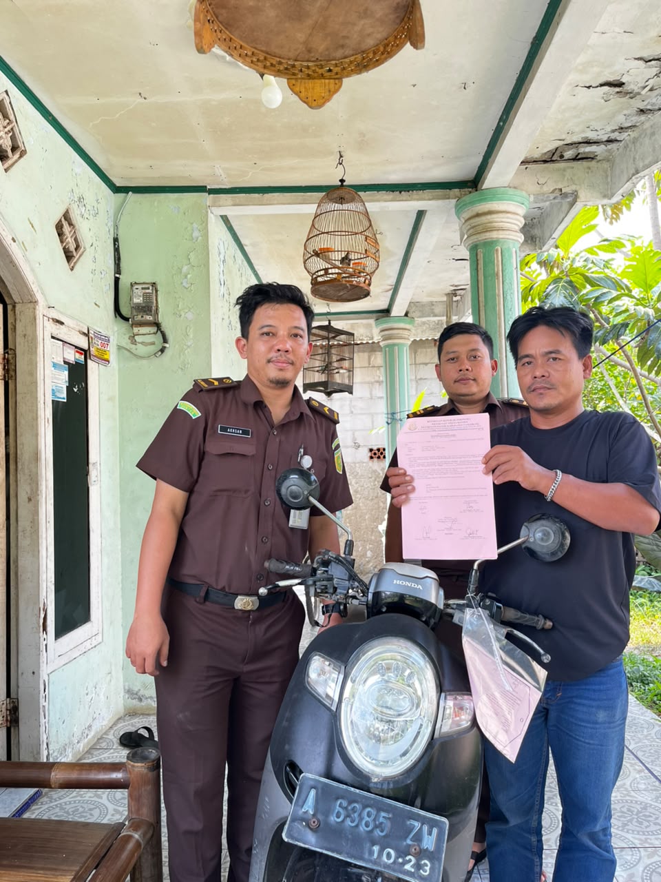 Kejari Kabupaten Tangerang Kembalikan Sepeda Motor dan STNK ke Warga, Barang Bukti Perkara Andi Azis Diserahkan ke Rasudin