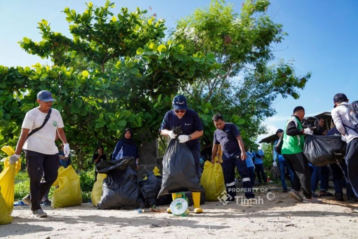 Bupati Bangka Apresiasi Aksi Bersih Pantai Tambak Udang oleh PT Timah, Libatkan Nelayan dan TNI-Polri