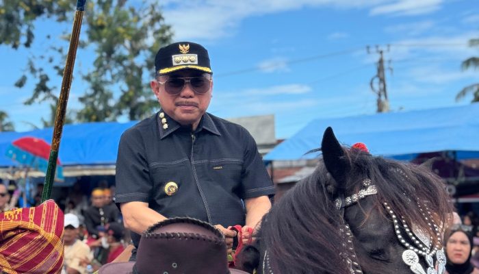 Bupati Majene Naik Sayyang Pattu’du di Pawai Messawe Totamma, Ribuan Siswa SD/MI Khatam Al-Qur’an