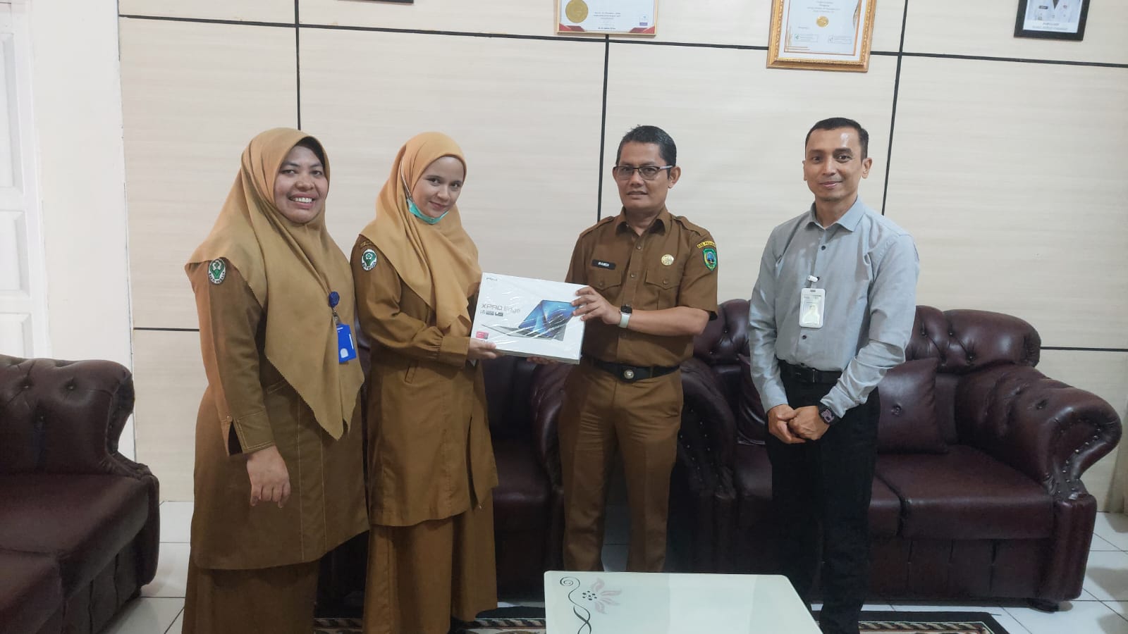 RSUD Tuanku Imam Bonjol Pasaman Terima Bantuan Tablet dari BSI untuk Saluran Pengaduan Masyarakat