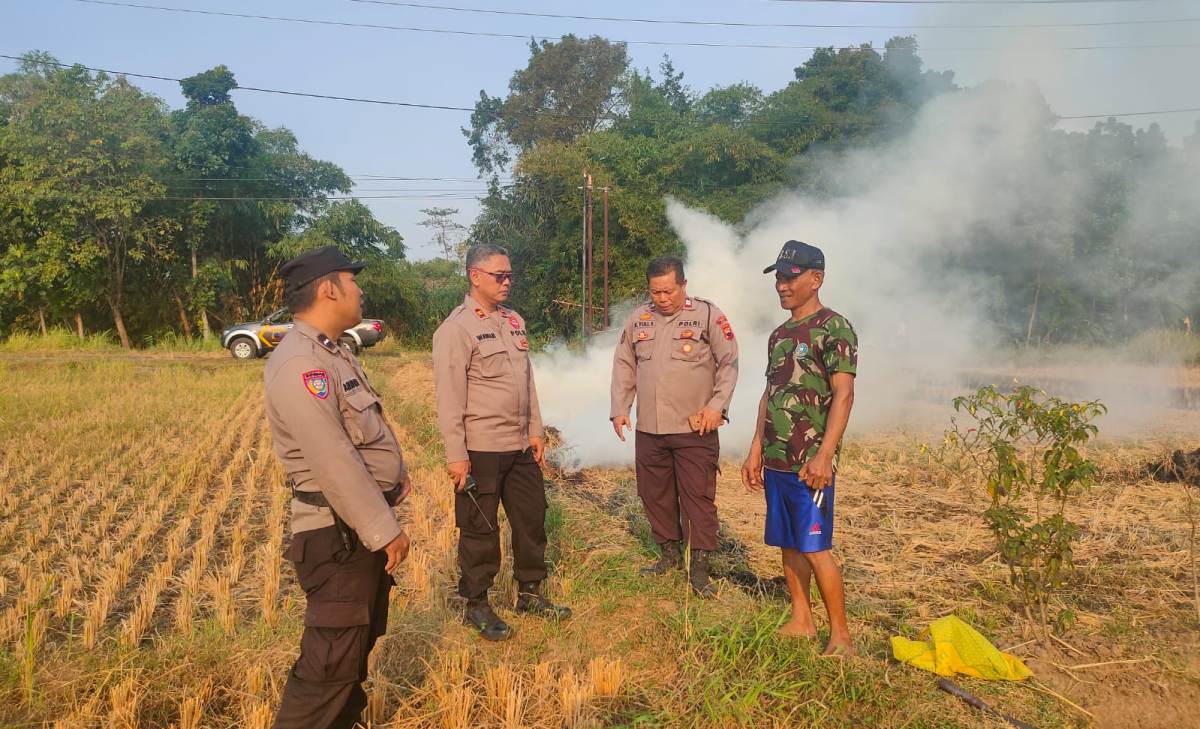 Polsek Lebaksiu Tegal Turun ke Lahan Tebu dan Desa Jatimulya, Larang Warga Bakar Sampah Saat Kemarau
