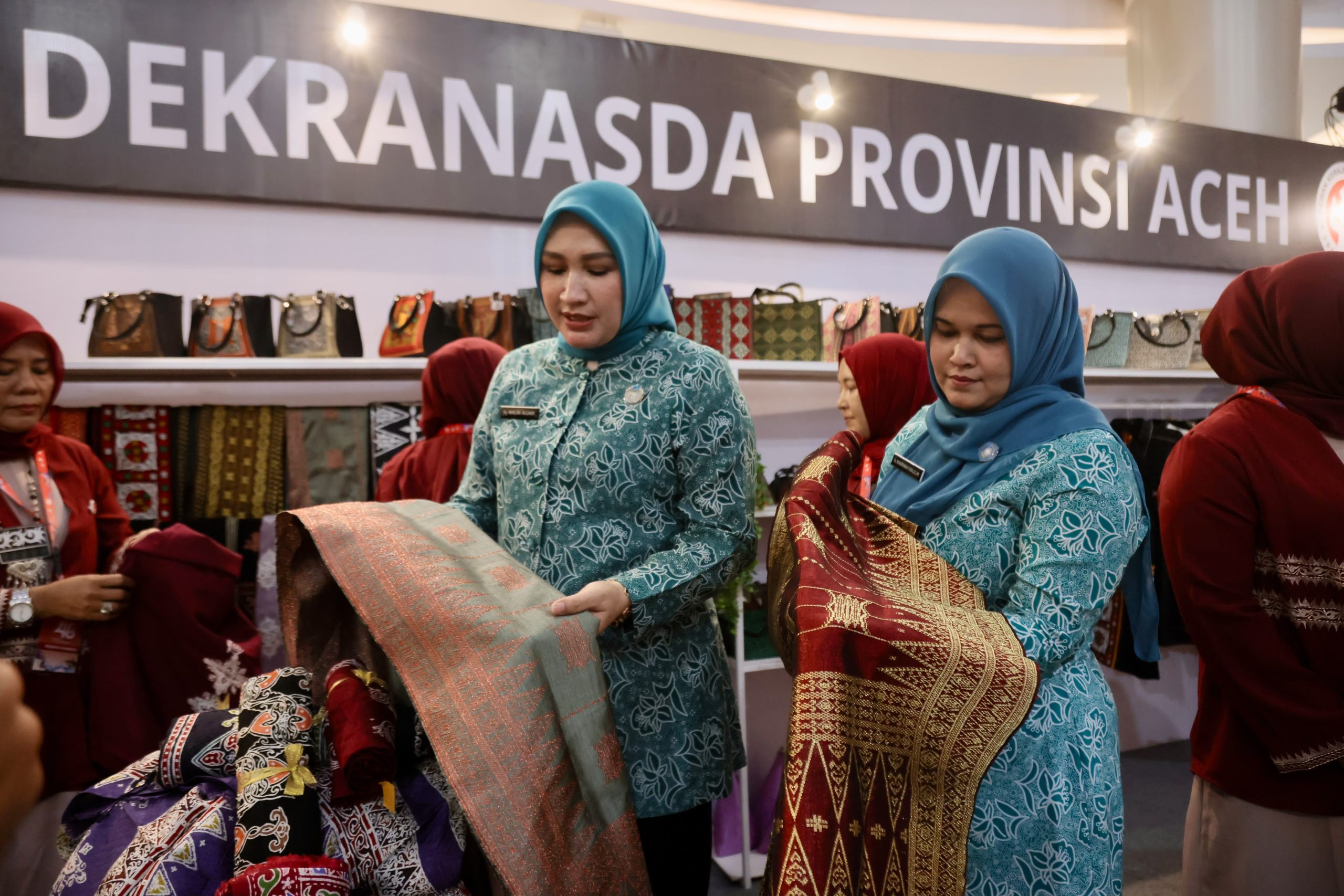 Ketua Dekranasda Aceh Tinjau Stand Kerajinan di Makassar, Pastikan Produk Daerah Dilirik Pengunjung HUT Dekranas ke-46
