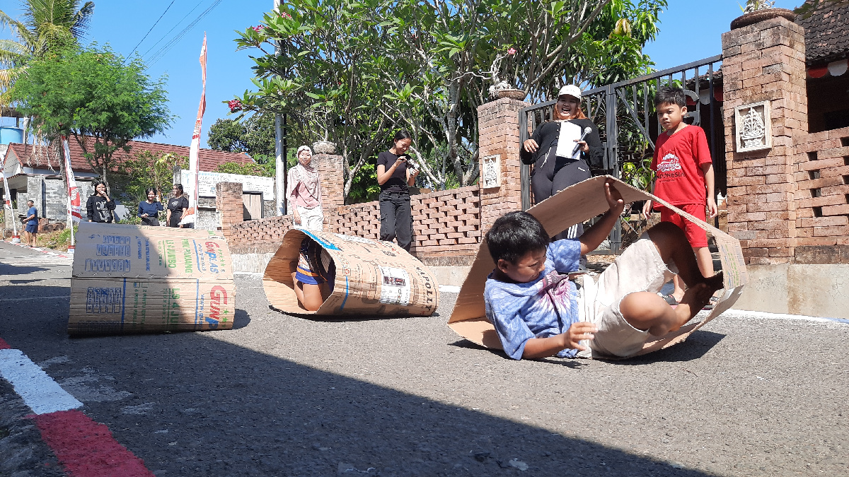 Lomba Trenggiling Kardus Meriahkan HUT ke-81 RI di Semarang, Bocah 10 Tahun Hampir Terperosok Selokan