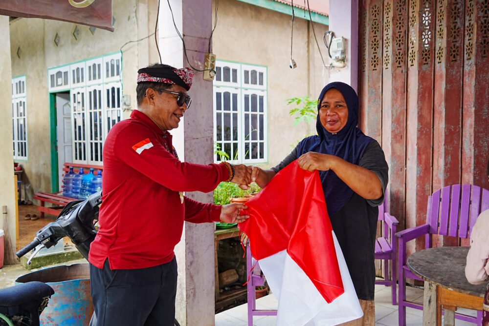 Gubernur Kaltara Borong 120 Bendera di Pulau Sebatik, Pedagang Kecil Kebagian Rezeki Jelang 17 Agustus
