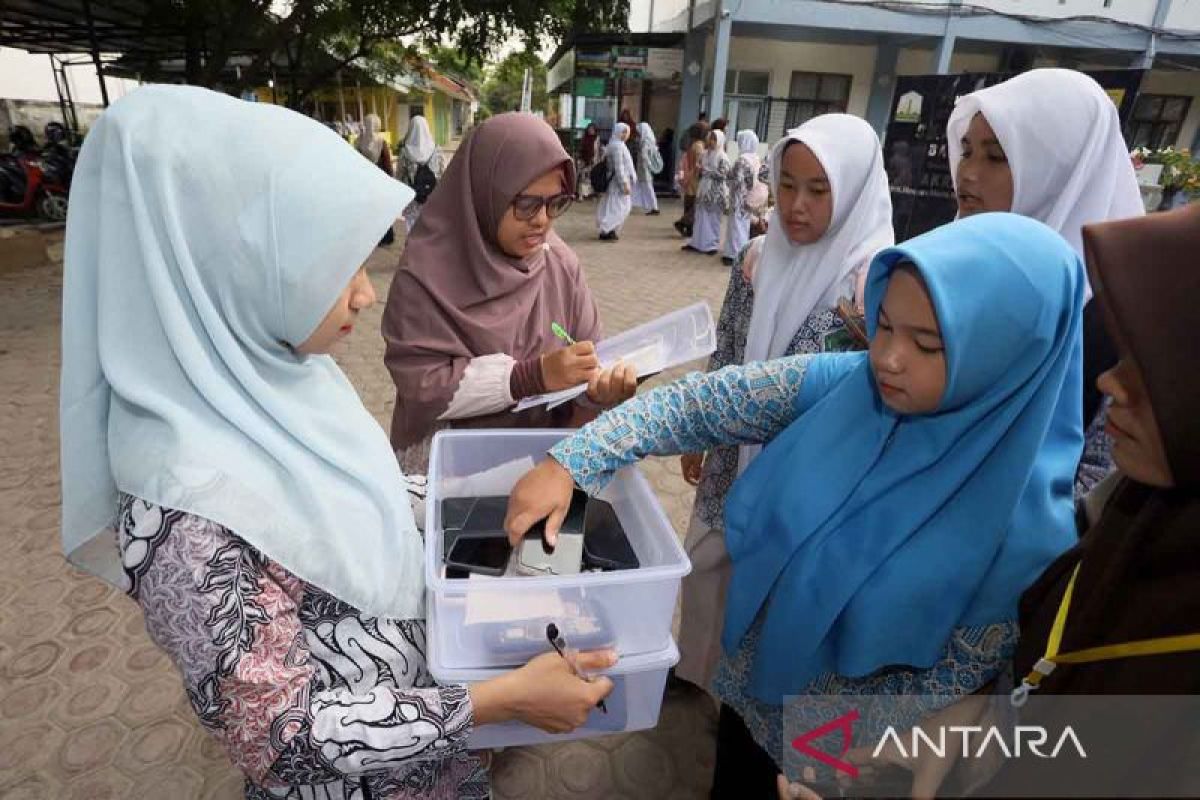 SMAN 2 Banda Aceh Terapkan Pembatasan Gawai, Siswa Serahkan Ponsel di Pos Keamanan Sebelum Masuk Kelas
