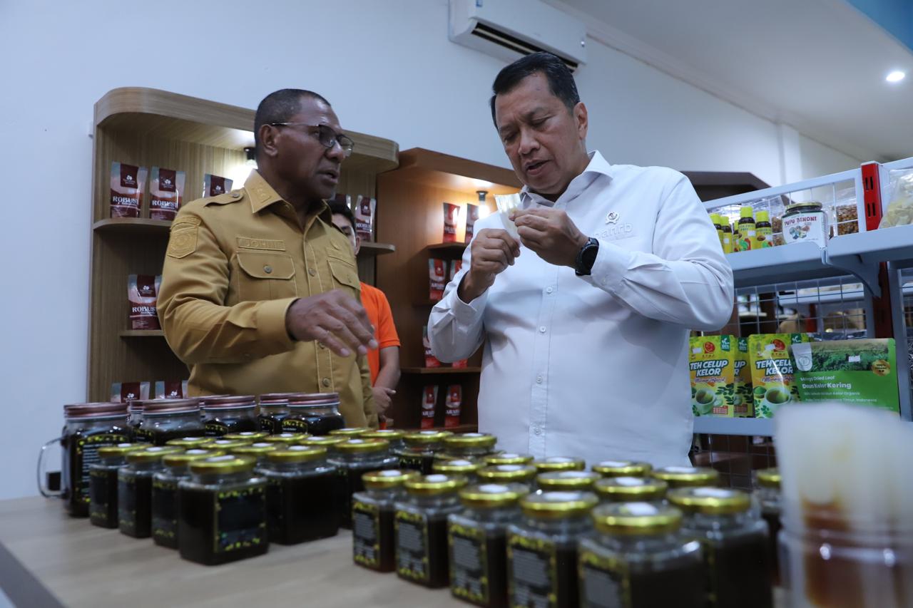 Wamen PANRB Kunjungi NTT Mart di Kupang, Apresiasi Kemasan Modern Produk UMKM Lokal