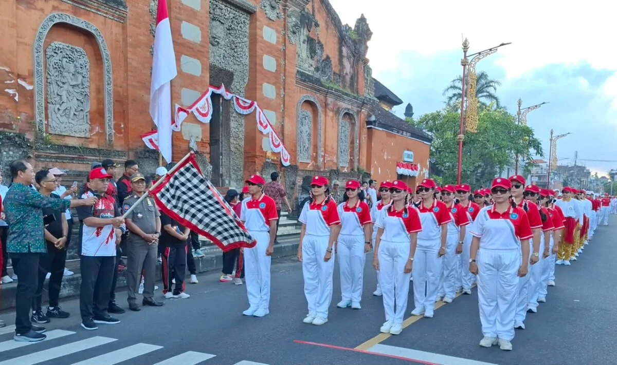 Sekda Klungkung Lepas 33 Regu Gerak Jalan Putri di HUT ke-81 RI, Peserta Diminta Jaga Sportivitas