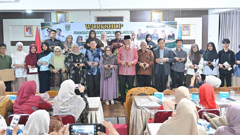 Gubernur Sumbar Mahyeldi Apresiasi Guru yang Ikuti Workshop HOTS di Bukittinggi Saat Libur Sekolah, Serahkan Bantuan Laptop dan Beasiswa