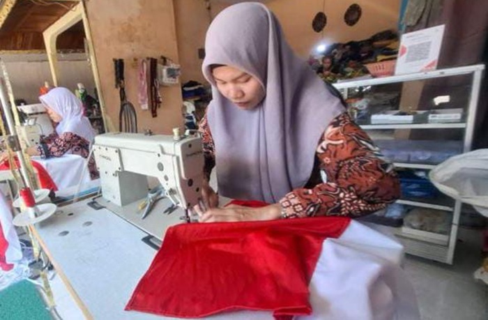 1.000 Bendera Merah Putih Dijahit Penjahit Sambas untuk Ekspedisi di Perbatasan, Sarah: Baru Pertama Kali