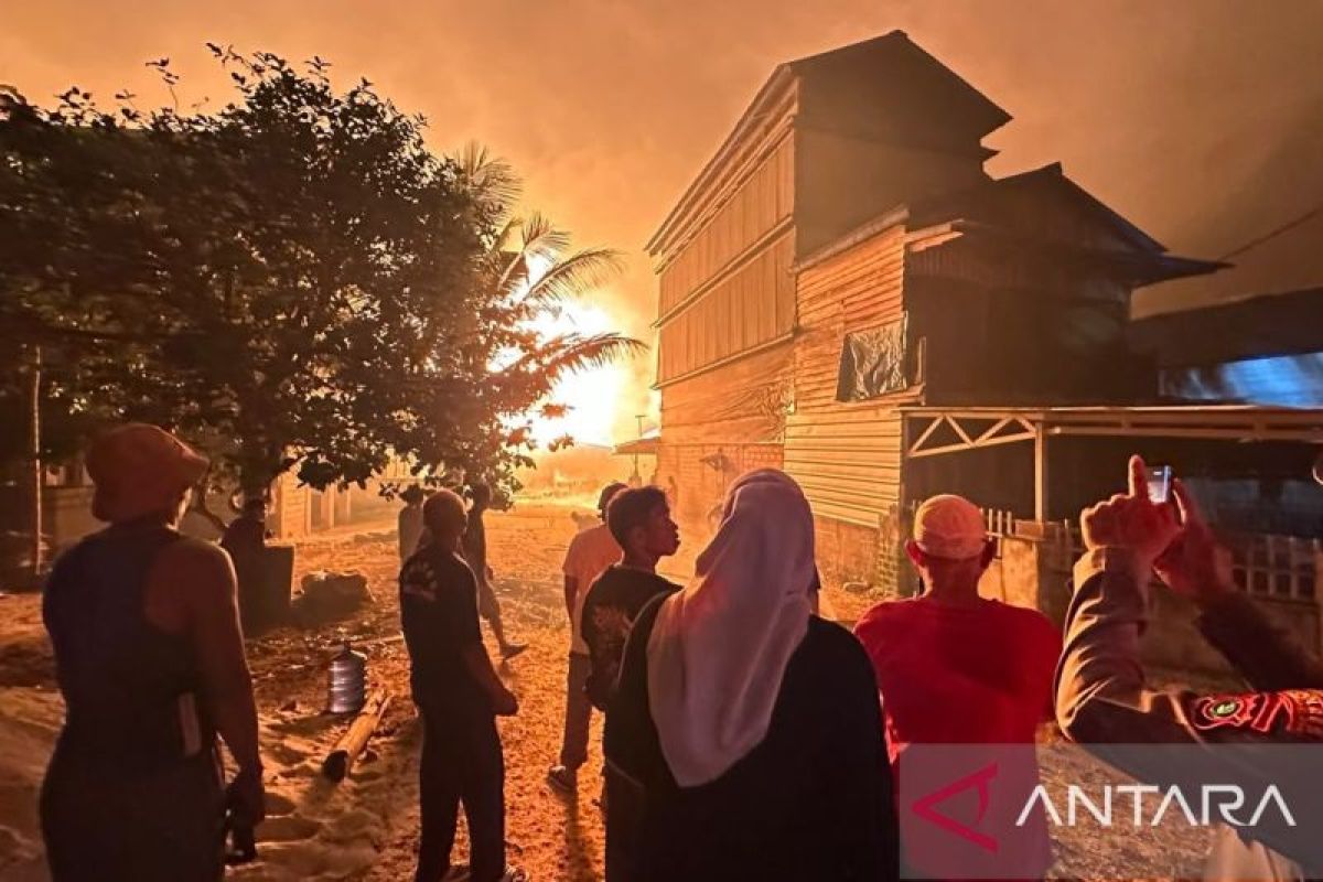 Kebakaran Hanguskan Ratusan Rumah di Desa Jelutung II Bangka Selatan, Wabup Debby Turun Langsung ke Lokasi