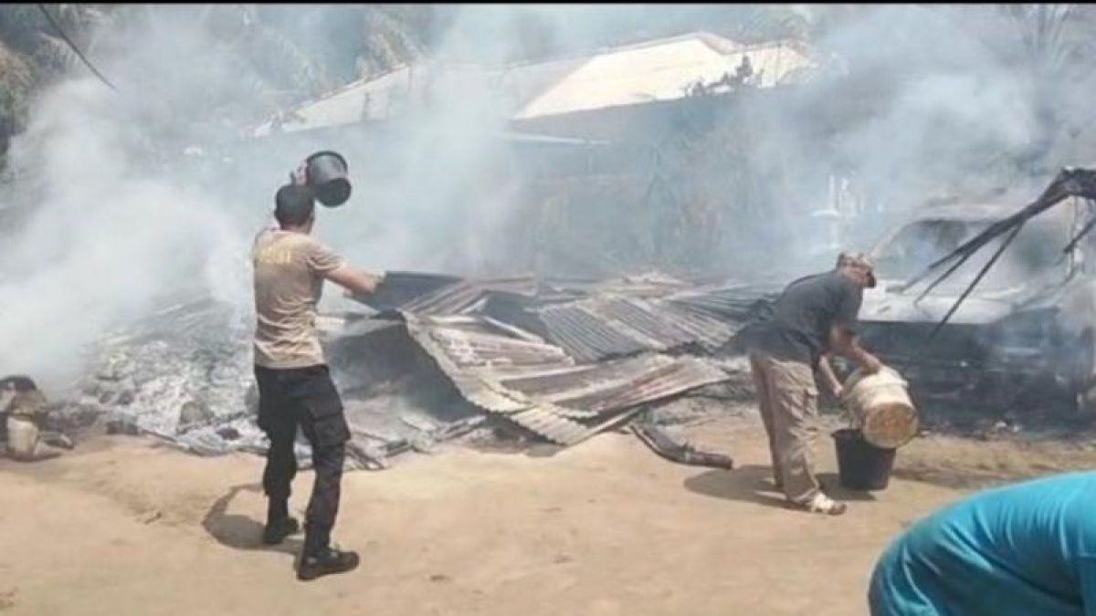 Polres Bangka Barat Bantu Padamkan Kebakaran Rumah dan Mobil di Tempilang, Kerugian Capai Rp300 Juta