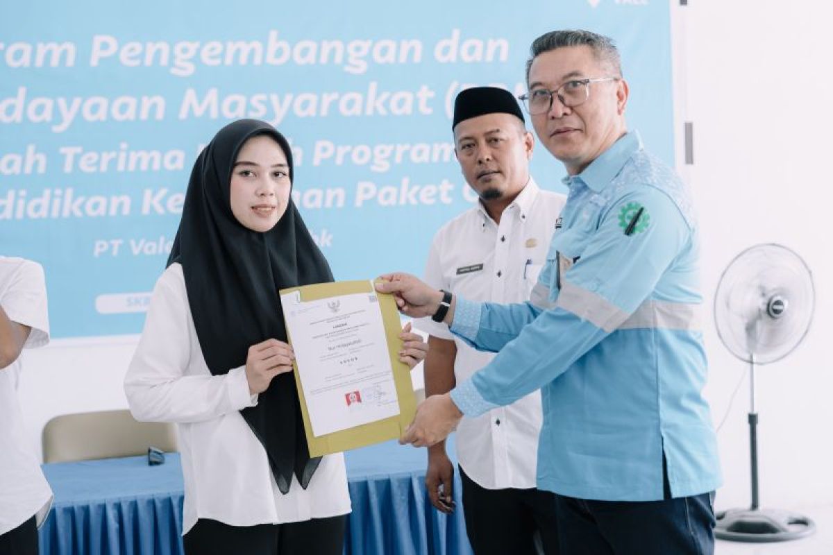 PT Vale Indonesia Serahkan Ijazah Paket C ke Warga 4 Kecamatan di Kolaka