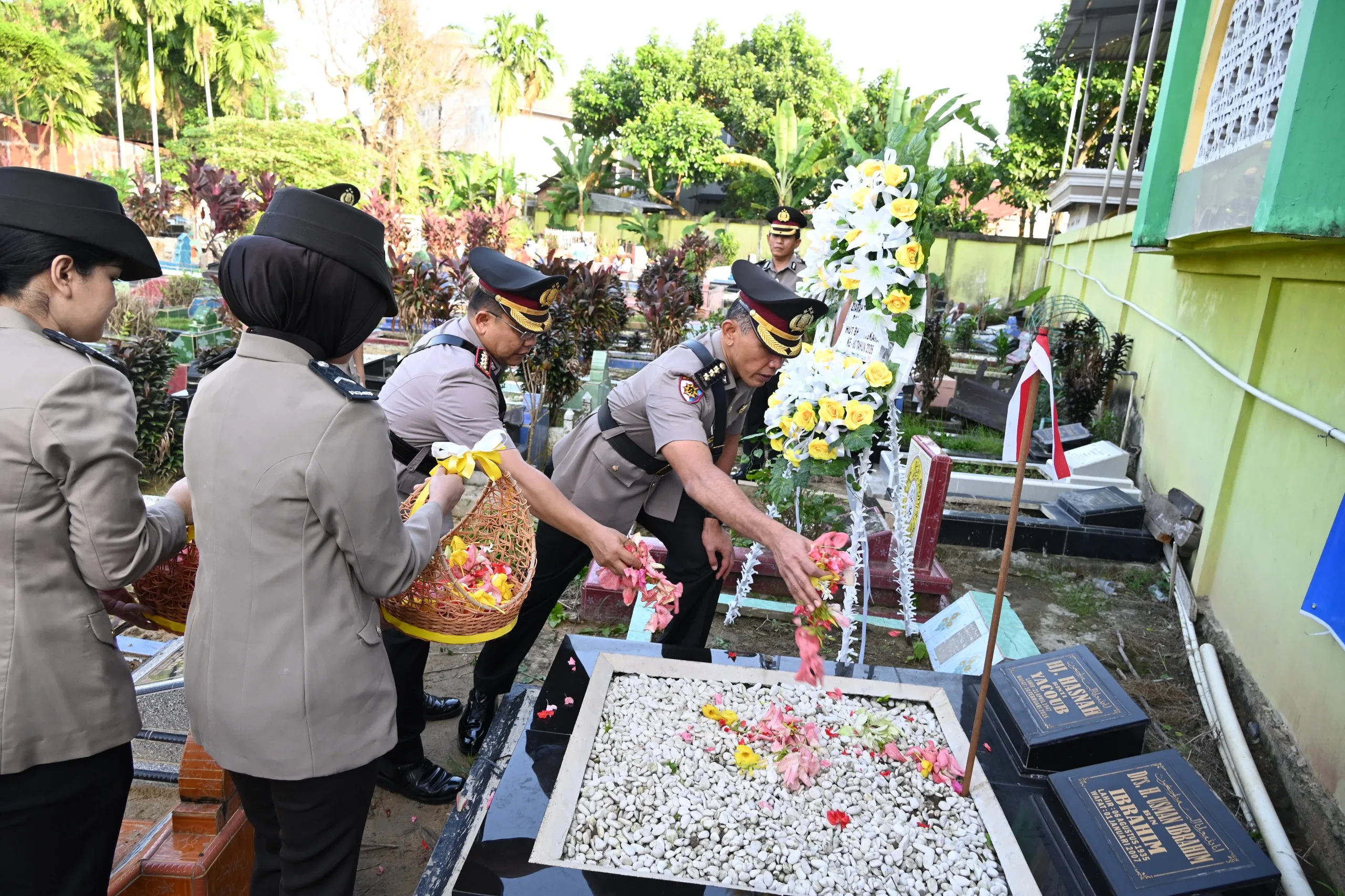 Polda Jambi Ziarah ke TPU Paal Merah Peringati Hari Bhayangkara ke-80, Doakan Arwah Pahlawan Polri