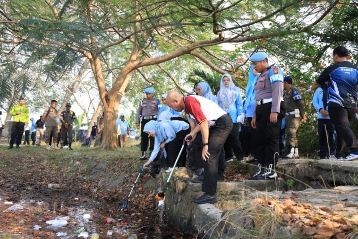 Polda Banten dan Pemkab Serang Bersihkan Danau Tasikardi, Tebar 3.000 Bibit Ikan Nila Sambut HUT Bhayangkara