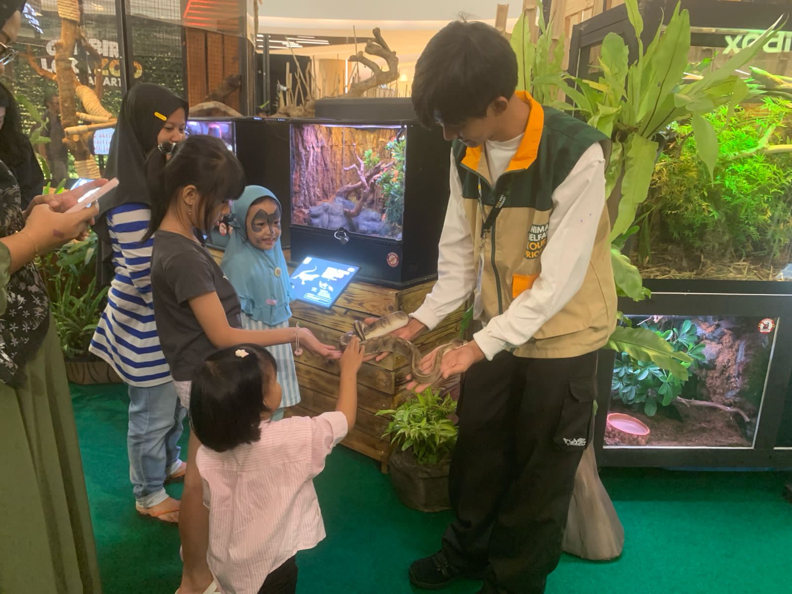 Gembira Loka Zoo Boyong 350 Satwa ke The Park Mall Semarang, Anak-Anak Diajak Jadi Keeper dan Dokter Hewan