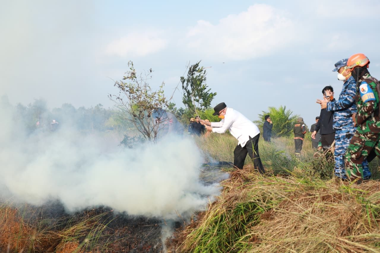 Gubernur Kalsel Muhidin Turun ke Titik Api Karhutla di Pengayuan Banjarbaru, Ikut Padamkan dengan Ranting Pohon