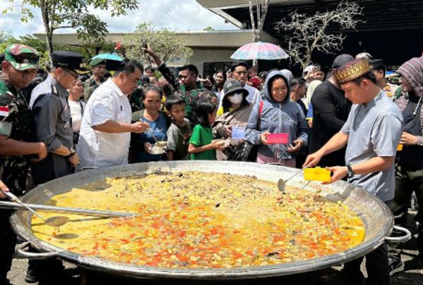 Chef Bobon Santoso Masak di Kuali Raksasa di PLBN Aruk Sambas, Ribuan Warga Perbatasan Antre Makan Siang Gratis