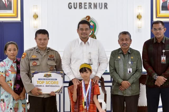 Gubsu Bobby Nasution Beri Beasiswa dan Tablet ke Caroline Nababan, Siswi SD Labuhanbatu Peraih Medali Emas Olimpiade Matematika di Malaysia