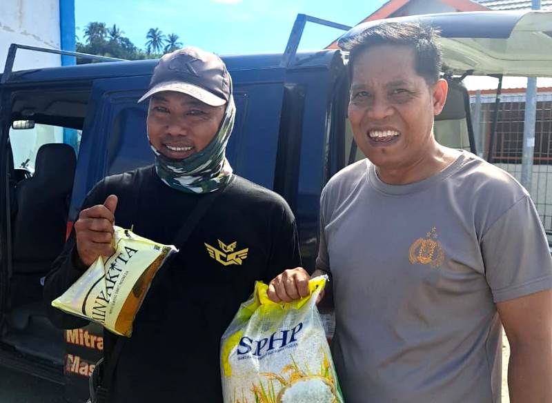 Polres Tojo Una-Una Jual Beras SPHP dan Minyak Goreng Murah di Pelabuhan Belanda, Stok Terbatas