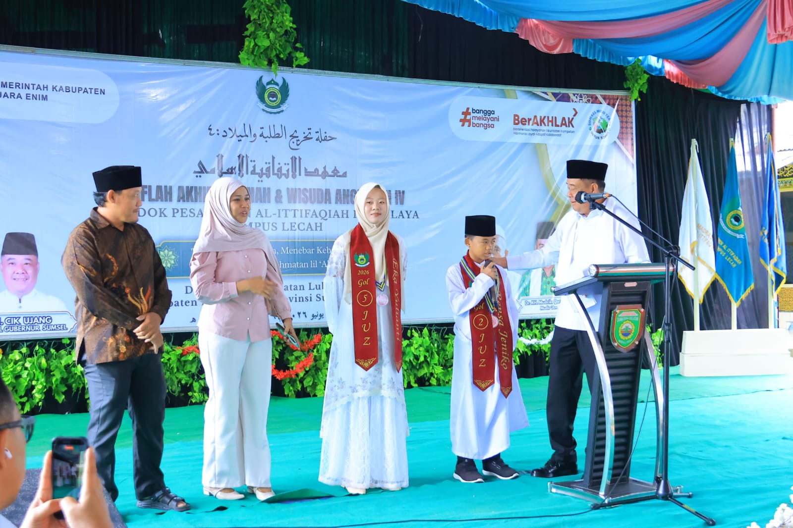Wagub Sumsel Cik Ujang Beri Bantuan Rp5 Juta untuk Santri Berprestasi ke Al-Azhar Mesir di Wisuda Ponpes Muara Enim