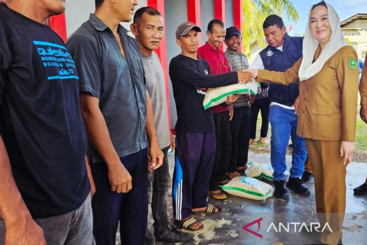 Pemkab Natuna Salurkan 10 Kg Beras Medium ke 58 Keluarga Rawan Pangan di Bunguran Utara