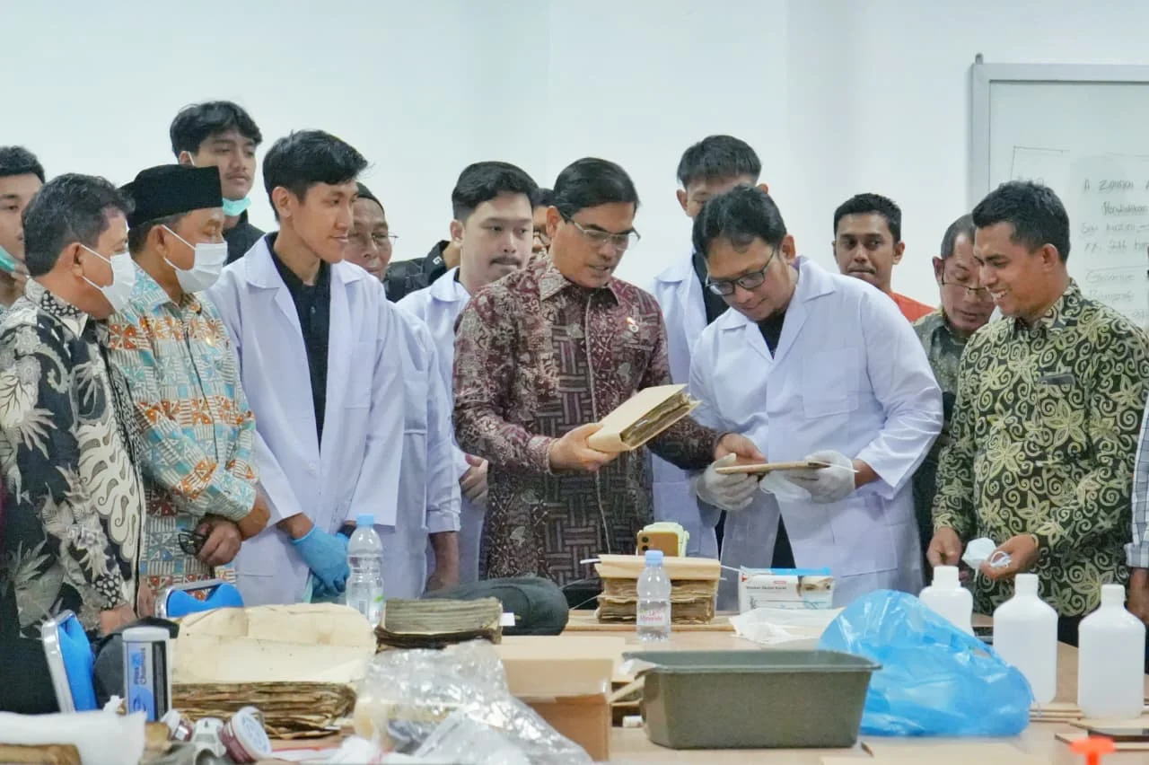 PNRI dan UIN Ar-Raniry Restorasi 130 Naskah Kuno Aceh Terdampak Banjir, Prosesnya Butuh Waktu Hingga Penambalan Lubang