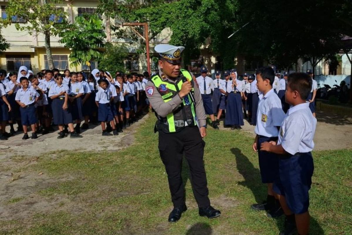 Satlantas Simalungun Edukasi Pelajar di SMP Negeri 1 Tanah Jawa soal Bahaya Duduk di Atas Angkutan Umum