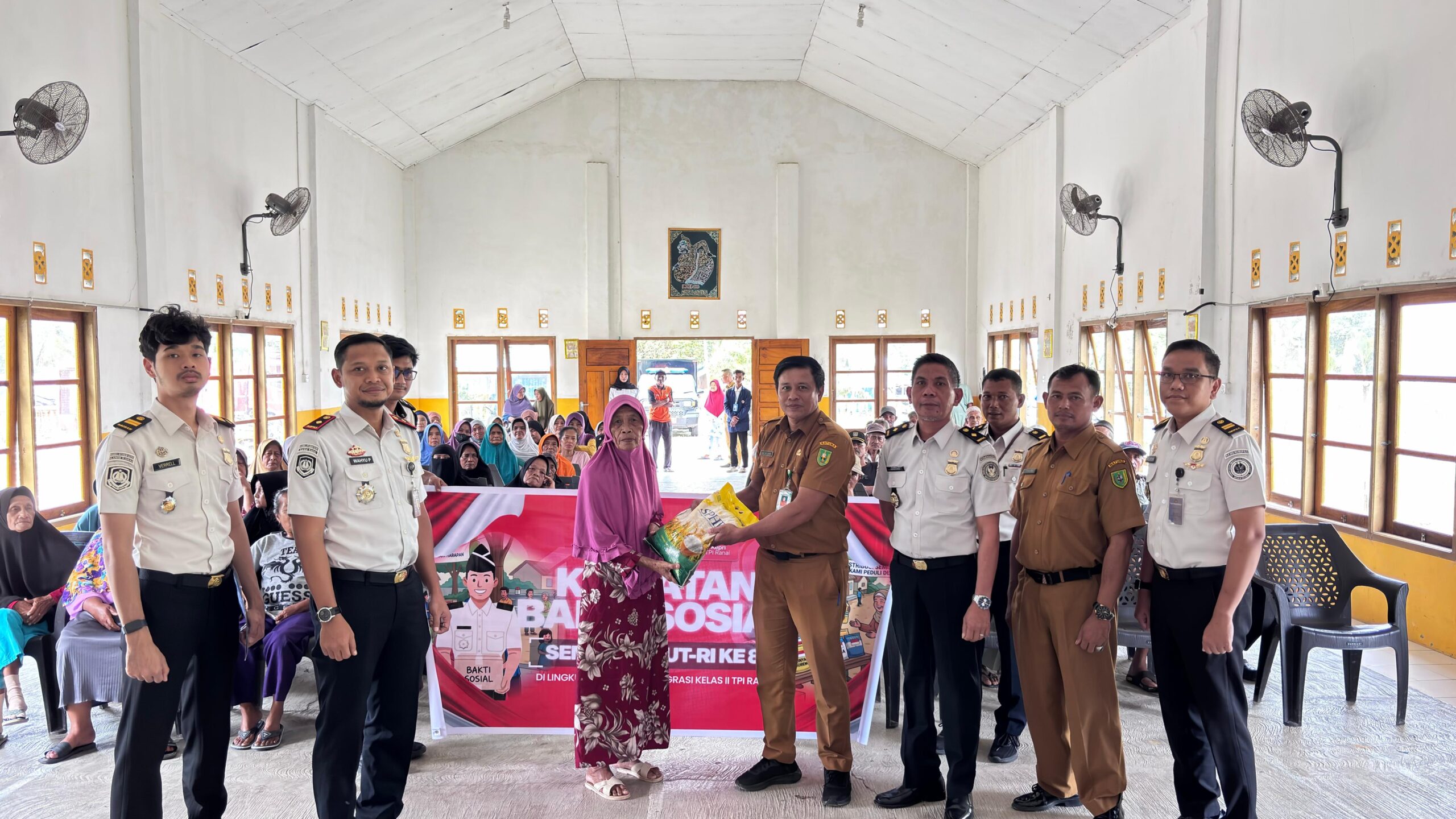 Imigrasi Ranai Bagikan 81 Karung Beras ke Warga Desa Tapau, Wujud Syukur HUT ke-81 Kemerdekaan