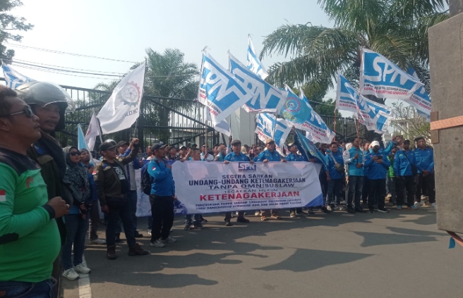 Ribuan Buruh dari Berbagai Aliansi Kepung KP3B Banten, Tuntut Regulasi Kerja dan Tolak Kenaikan BBM