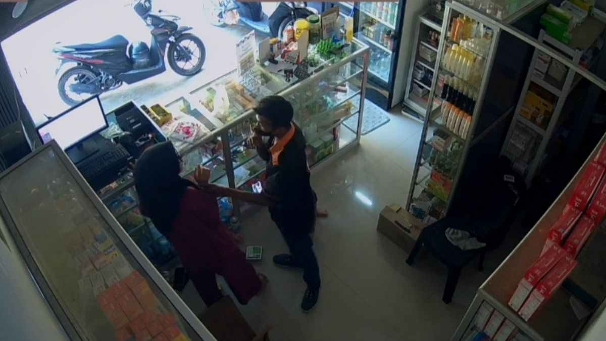 Penjambretan Siang Bolong di Apotek Singaparna Tasikmalaya Terekam CCTV, Korban Kejar Pelaku hingga Tas Jatuh