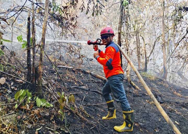 Kebakaran Bukit Matok Melawi Belum Padam, Tim BPBD Pikul Selang Air ke Puncak Saat Malam Hari