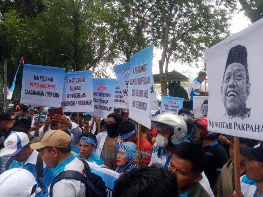 Buruh SBNI Sumut Kepung Gedung DPRD Medan, Tolak Aturan PHK Sepihak dan Pajak THR dalam RUU Ketenagakerjaan
