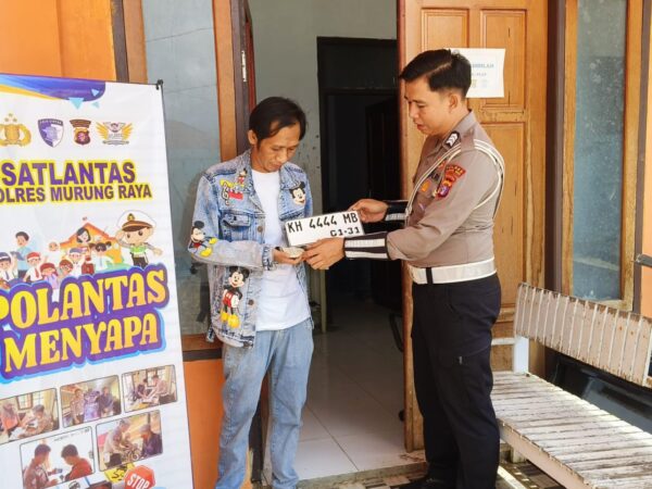 Polantas Menyapa di Samsat Murung Raya: Petugas Dampingi Pemohon Perpanjangan Plat dengan Prinsip 5S, Warga Puas
