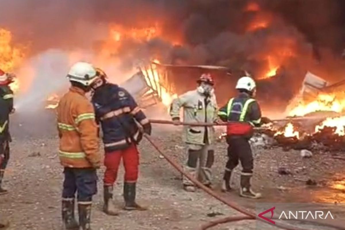 Gudang Biji Plastik di Cikarang Timur Bekasi Ludes Terbakar, 7 Armada Damkar Dikerahkan