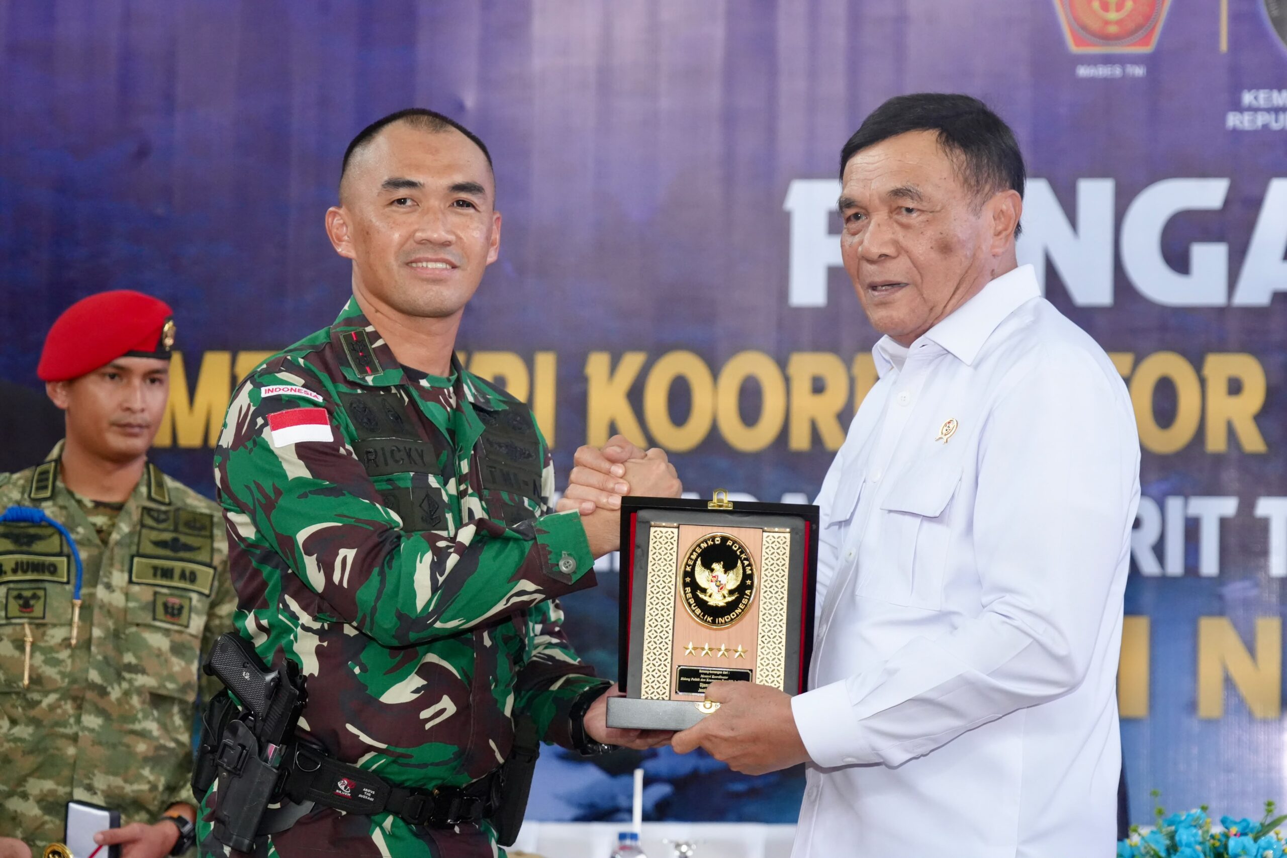 Menko Polkam Djamari Chaniago Kunjungi Batalyon Komposit 1/Gardapati di Natuna, Tekankan Kesiapsiagaan dan Soliditas TNI-Polri