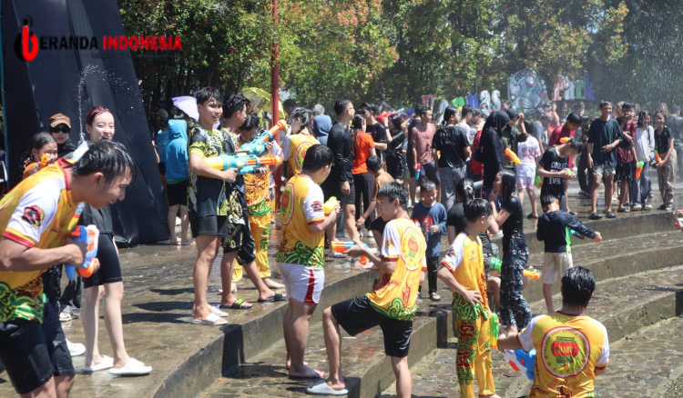 Festival Bakcang di Pontianak Padukan Tradisi dan Perang Air, 9 Organisasi Relawan Amankan 1.000 Porsi Gratis