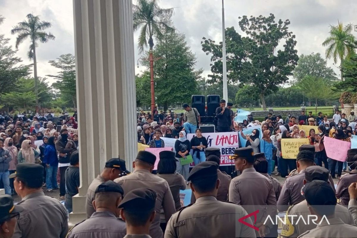 Ratusan Ibu-Ibu di Jambi Datangi DPRD Provinsi, Minta Program Makan Bergizi Gratis Tak Dihentikan