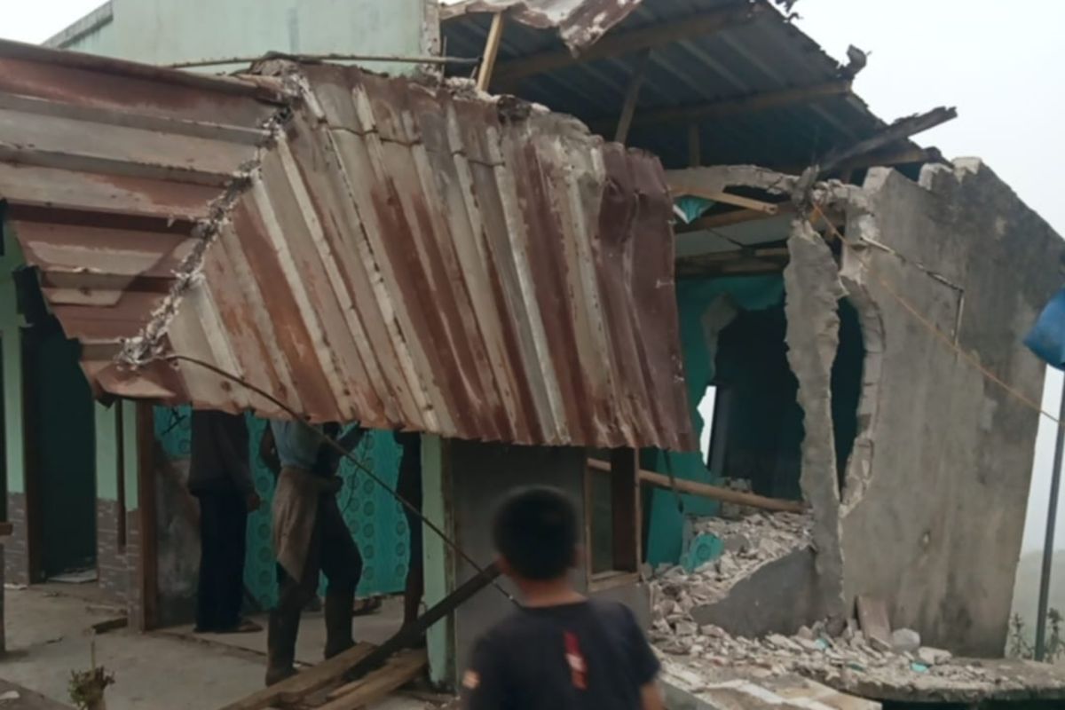 Rumah Roboh di Kampung Genteng Banjarwangi Garut, BPBD: Lahan Tebing Gembur Tak Layak Huni