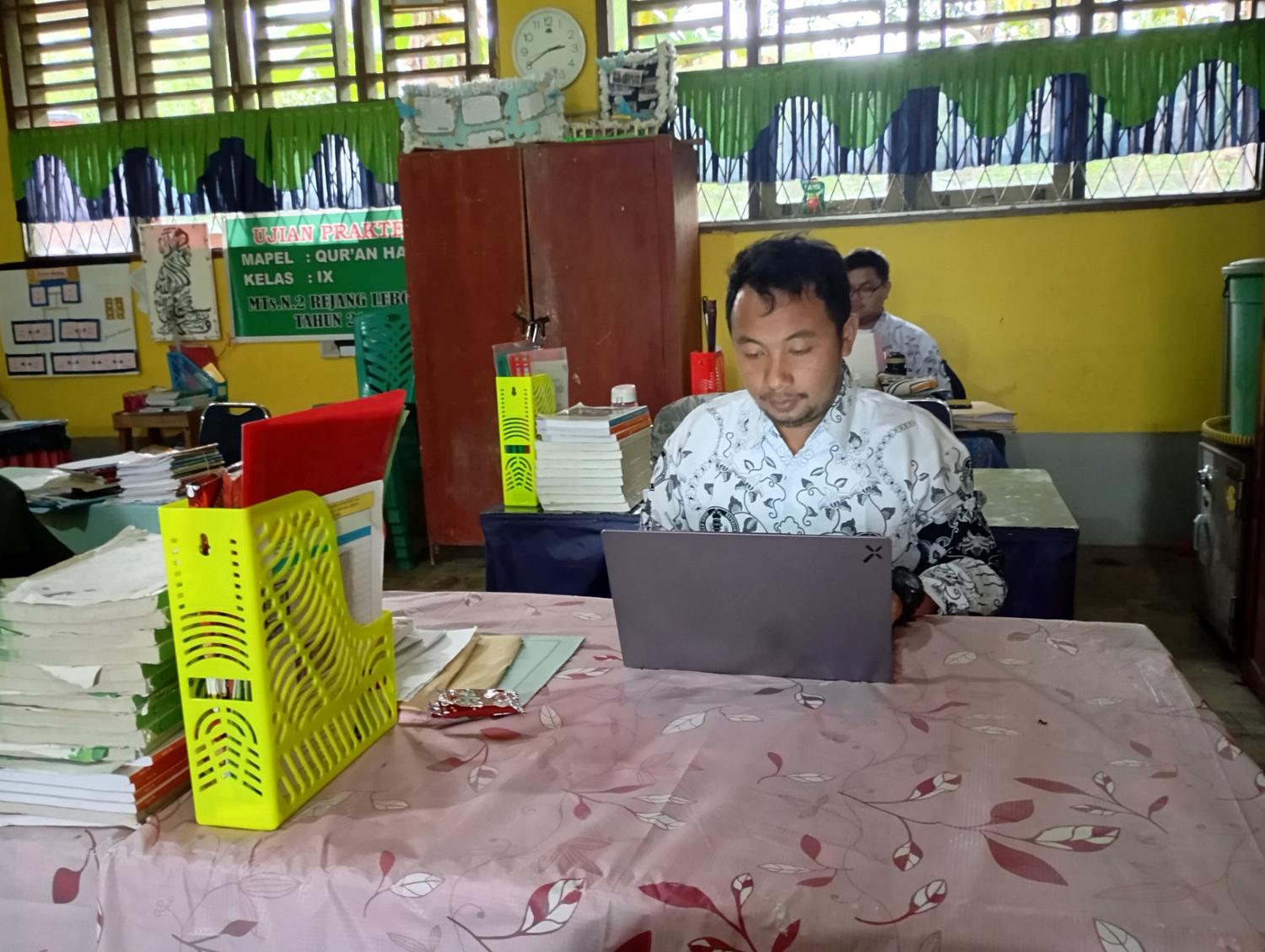 Waka Humas MTsN 2 Rejang Lebong Hasilkan 1.900 Berita dalam Dua Tahun, Raih Tiga Penghargaan