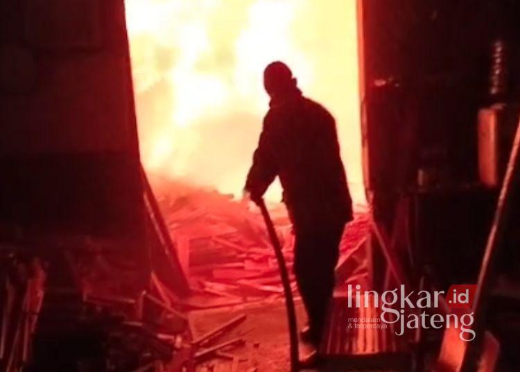 Gudang Mebel di Mlonggo Jepara Terbakar, Kerugian Capai Rp 1 Miliar Akibat Korsleting Listrik