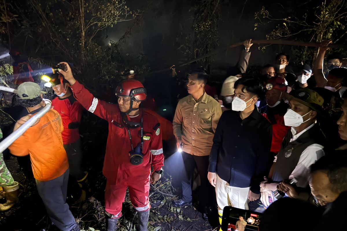 Wapres Gibran Tinjau Karhutla Kubu Raya Malam Hari, Ingatkan Bara Gambut Belum Padam