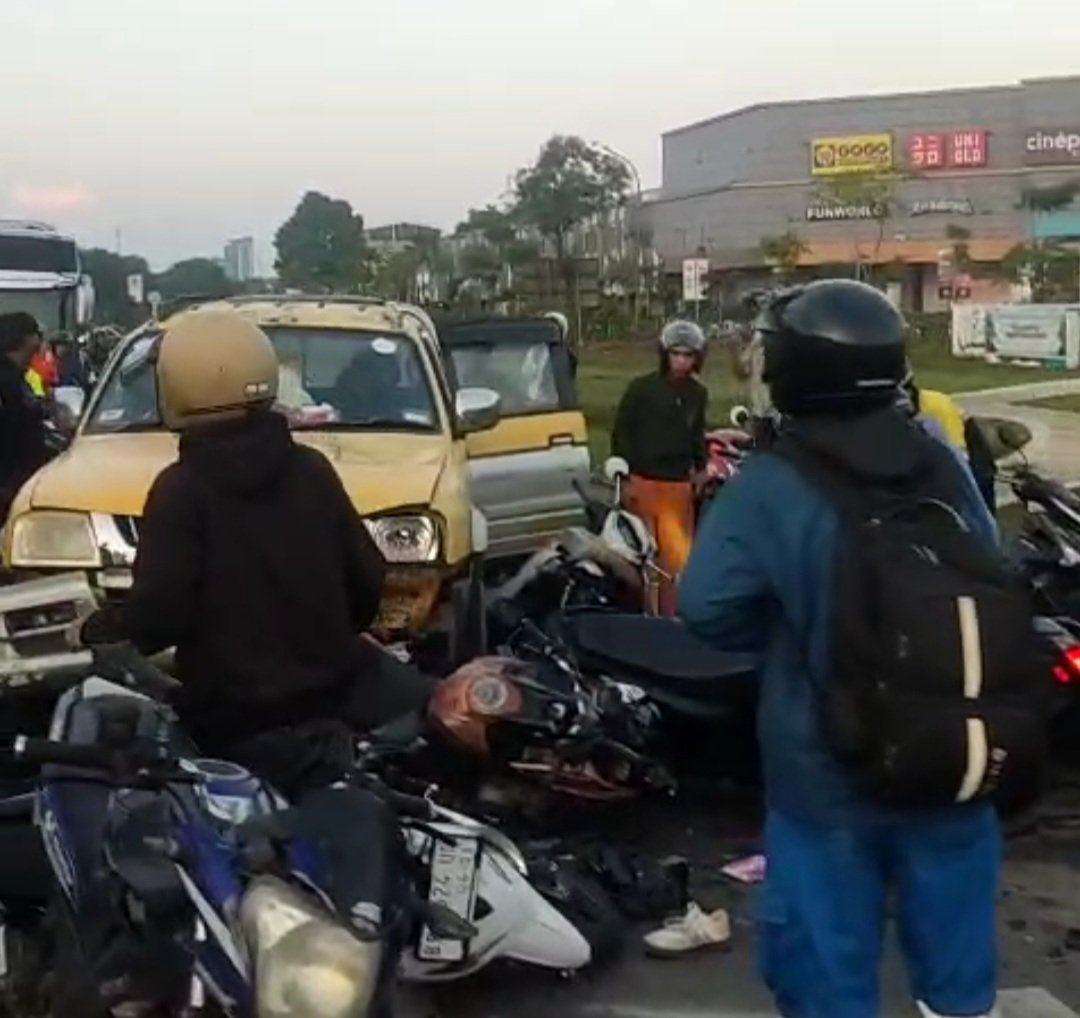 Kecelakaan Beruntun di Simpang Lampu Merah Kepri Batam, Sejumlah Pengendara Motor Terseret dan Berserakan di Jalan