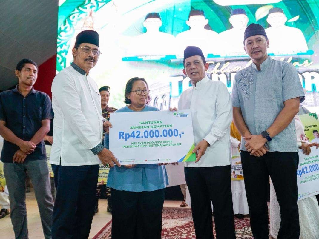 Gubernur Kepri Ansar Ahmad Serahkan Santunan JKM BPJS Ketenagakerjaan kepada Tiga Ahli Waris Petani dan Nelayan di Karimun