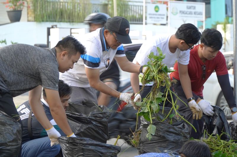 PLN UID Kalselteng Bersihkan Sampah dan Tanam Pohon di Barabai, Peringati Hari Lingkungan Hidup 2026