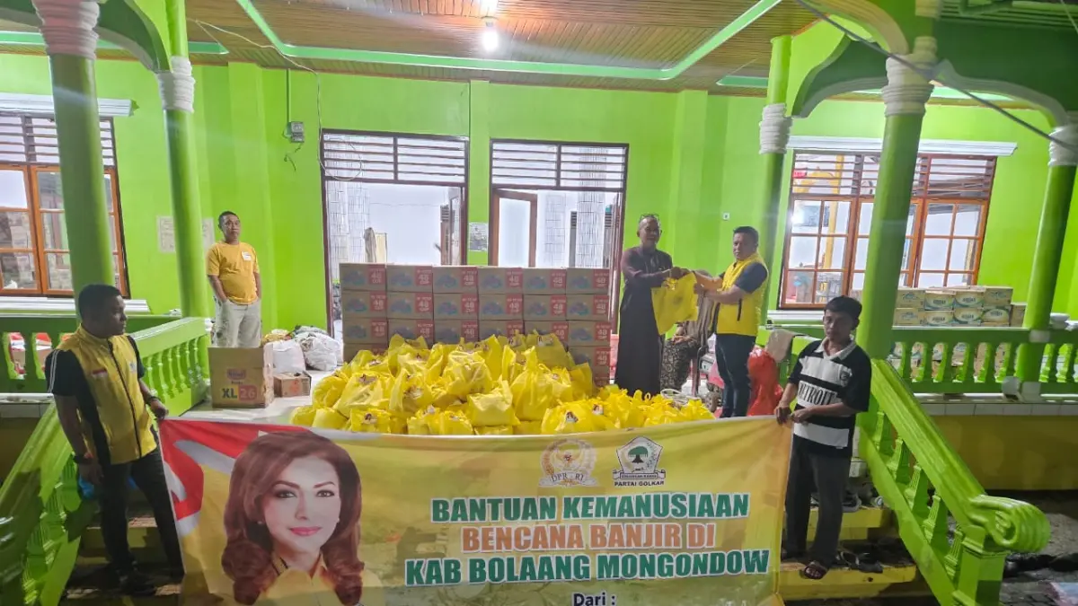 Banjir Bandang Landa Tiga Desa di Bolaang Mongondow, Ketua DPRD Sulhan Manggabarani Turun Langsung Salurkan Ratusan Paket Sembako