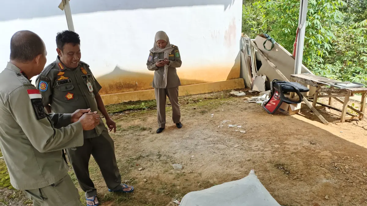 Bau Ikan Asin Ganggu Warga, Satpol PP Tanah Bumbu Sita Dua Karung dari Gudang Penyimpanan