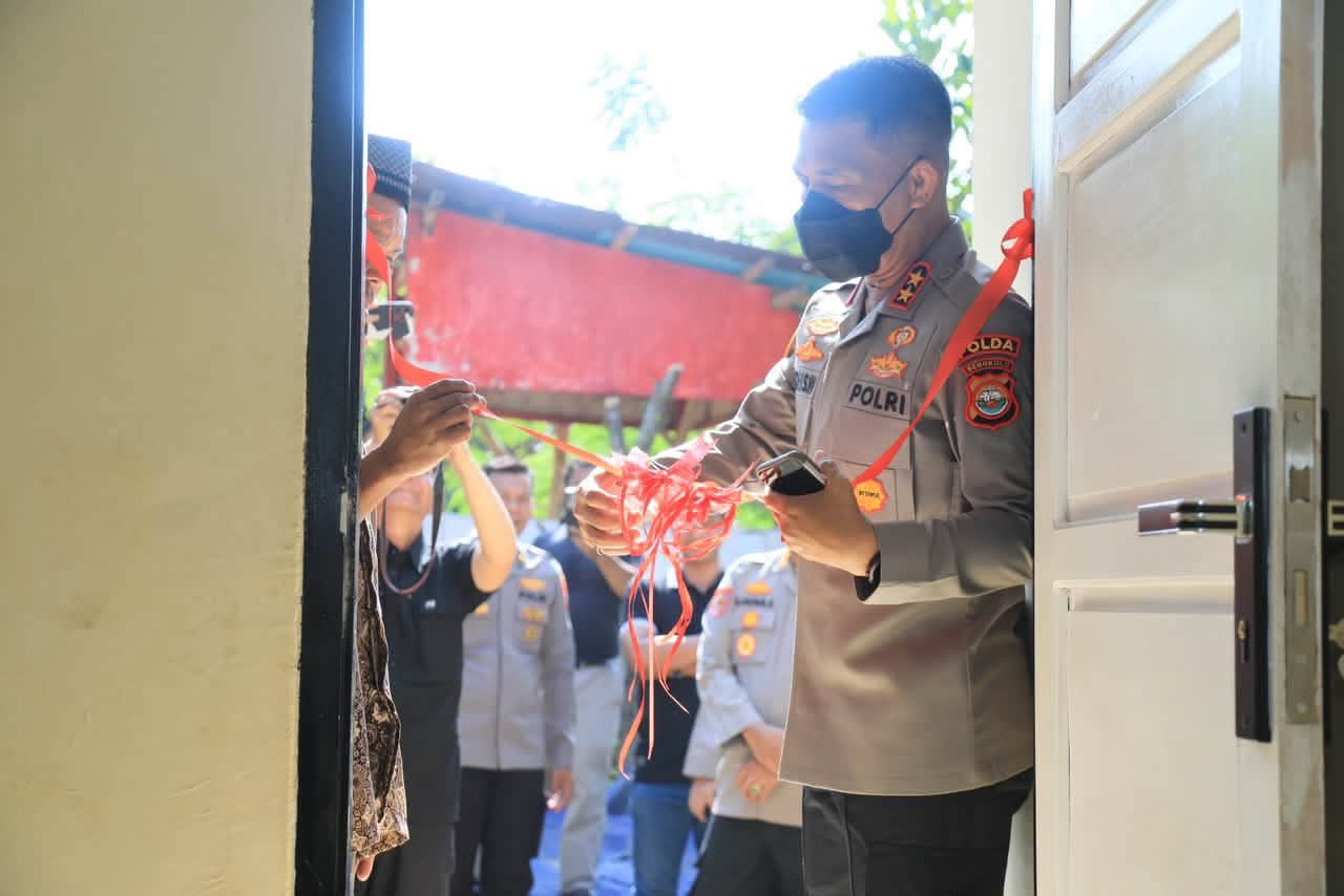 Polda Bengkulu Resmikan Bedah Rumah ke-79 dan ke-80 di Kota Bengkulu, Serahkan Paket Sembako untuk Warga