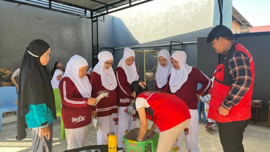 26 Warga Sumpang Minangae Ikuti Edukasi Pengolahan Sampah Organik Metode Takakura dari Mahasiswa KKN UNHAS